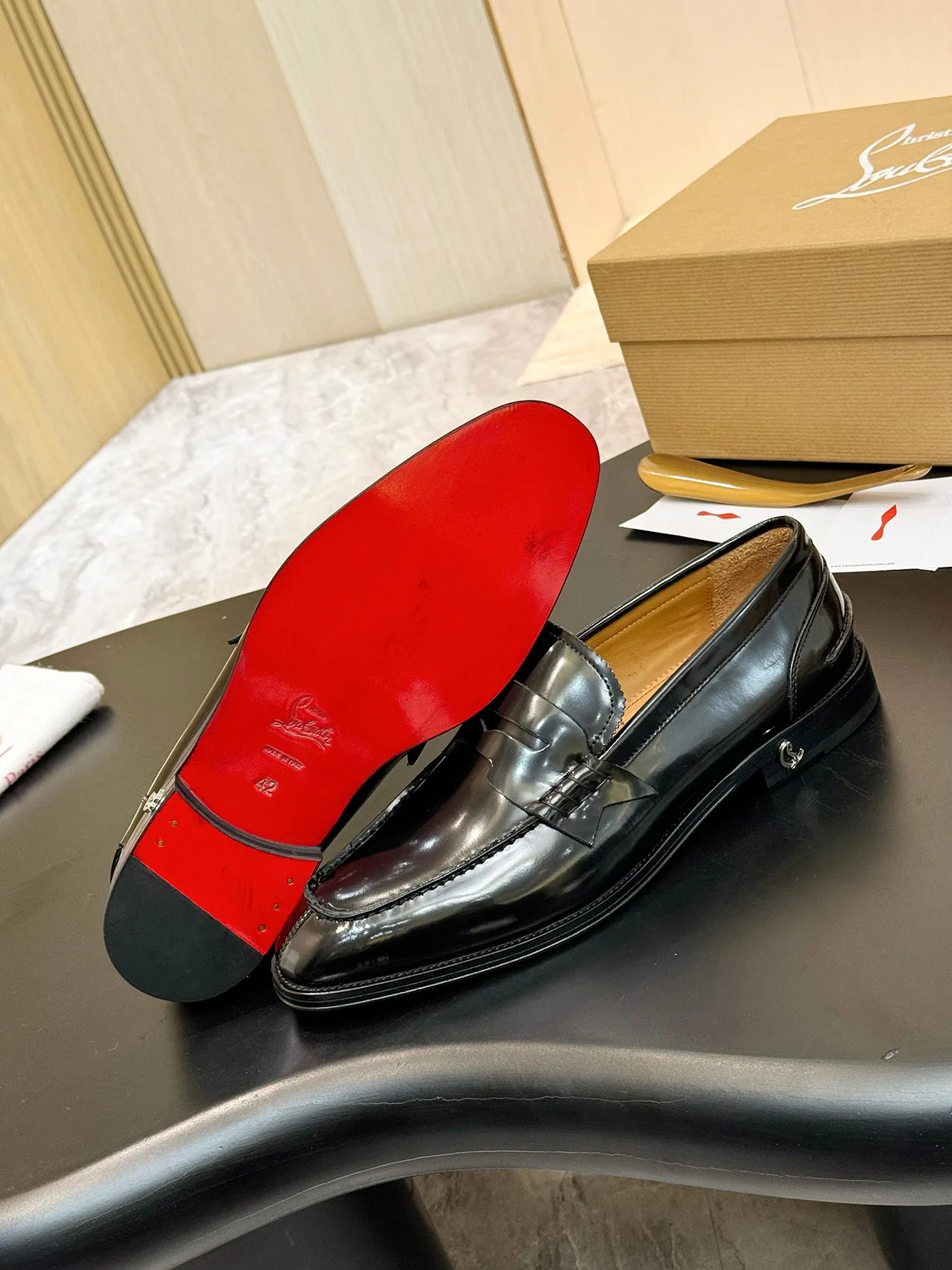 [CL red sole shoes] Top P: 1020💰 Size 39-44 (⚠️38.45.46.47 custom-made, non-returnable and non-exchangeable) 🆑High-end men's business formal leather shoes, original authentic top quality goods ••✅💯 Top original order purchasing agent! Original imported patterned cowhide ➕Imported cowhide lining ➕Cowhide feet ➕Original leather outsole~🉑️Feel free to compare the authentic ones!